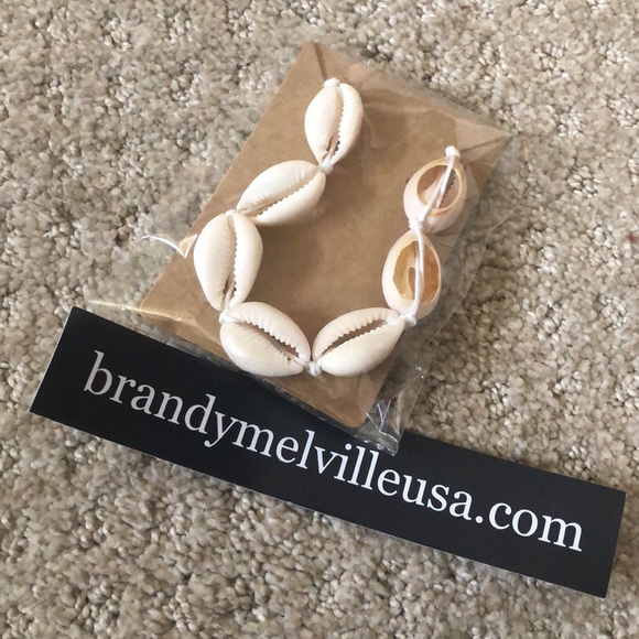 LAST ONE Cream Cowrie Shell Bracelet - Picture 3 of 5